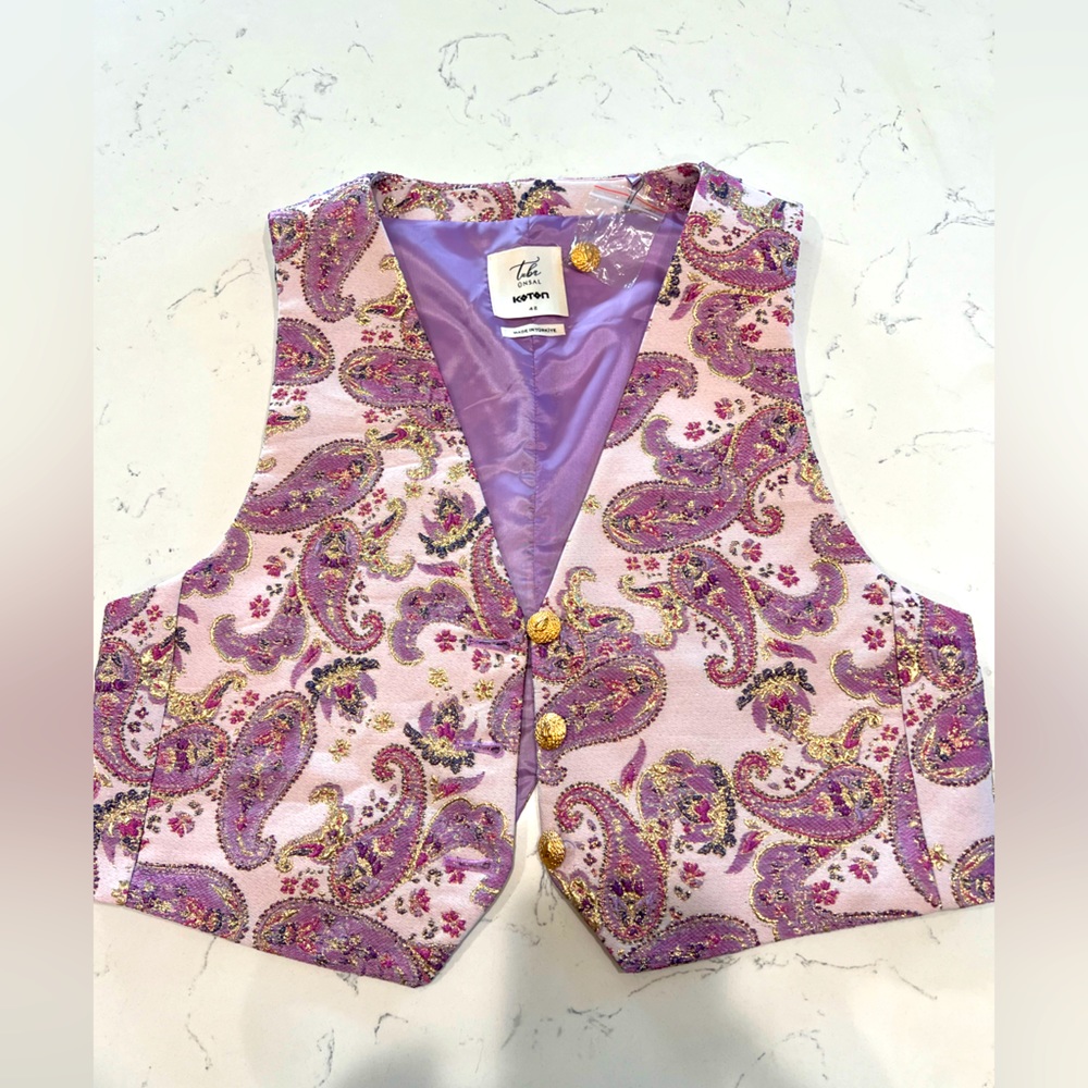 Gorgeous crop vest. Size L